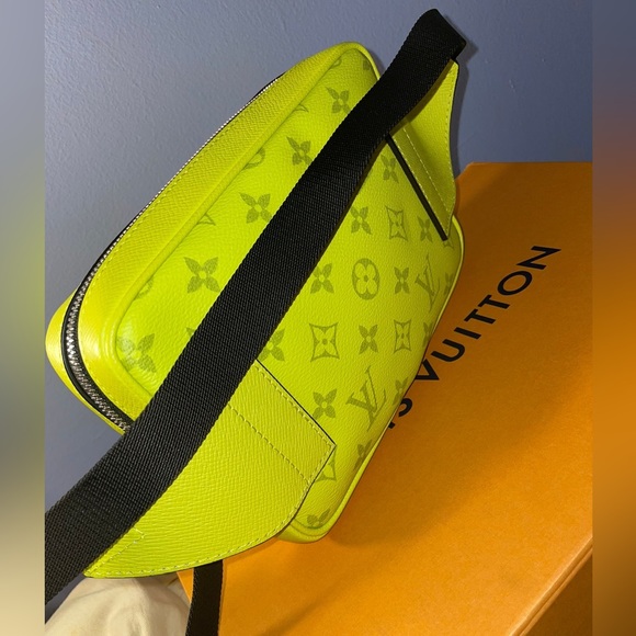 Louis Vuitton Bumbag Taiga Monogram color Jaune model M30251 - Picture 2 of 5